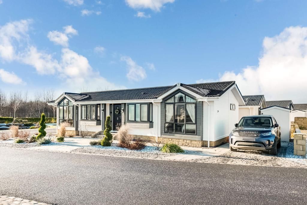 2 bed mobile/park home for sale in Deer Ridge Drive, Red Deer Village