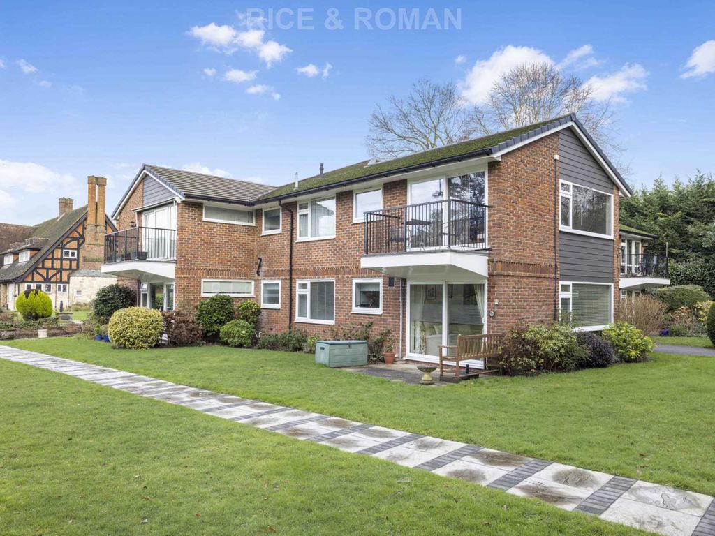 1 bed flat for sale in Queens Drive, Leatherhead KT22, £220,000 Zoopla