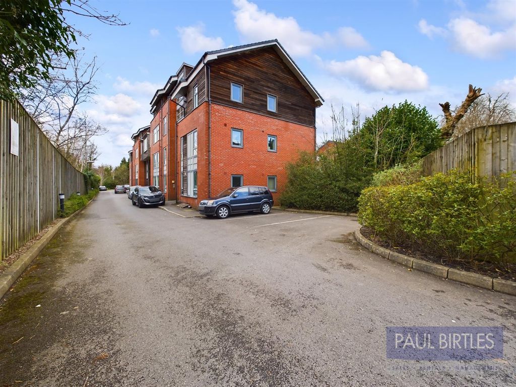 2 bed flat to rent in Dukes Court, Wellington Road, Eccles, Manchester