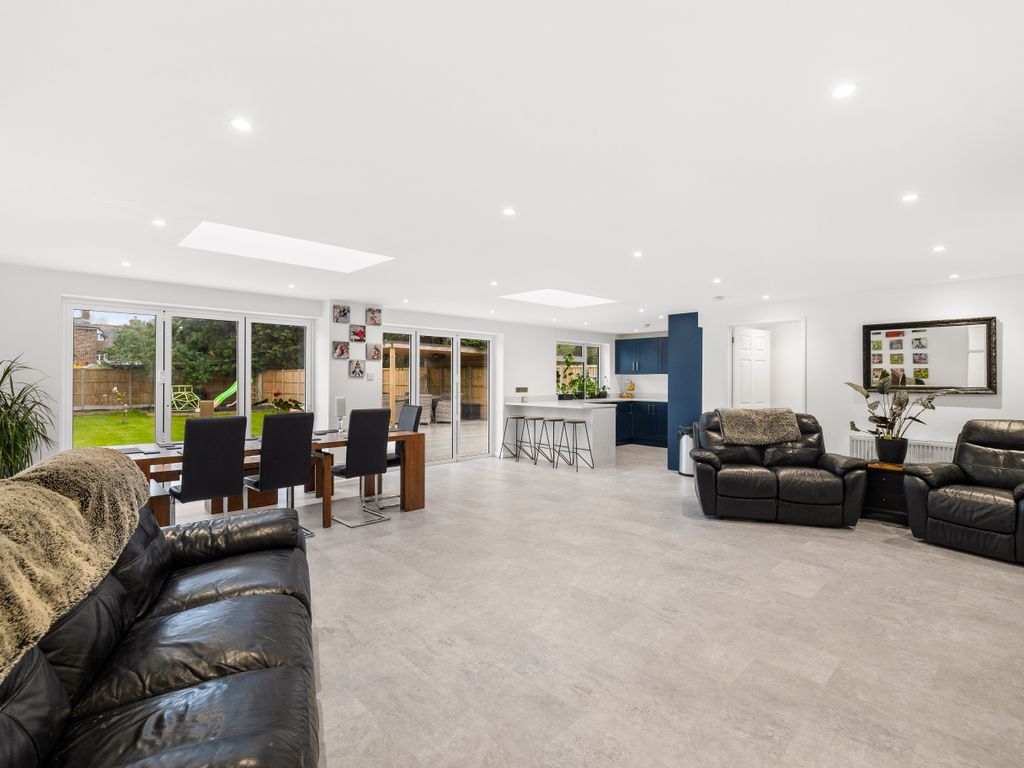 5 bed detached bungalow for sale in Ref Sm Benhams Drive, Horley RH6