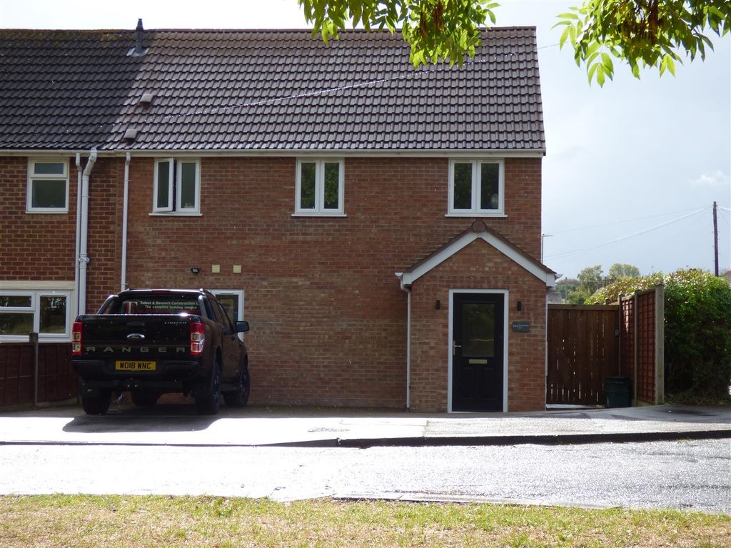 3 bed end terrace house for sale in Bradstone Road, Winterbourne