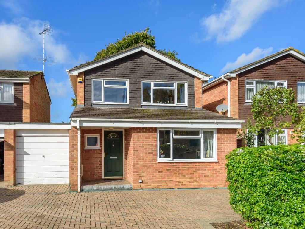 3 Bed Link Detached House For Sale In De Vitre Green Wokingham Rg40