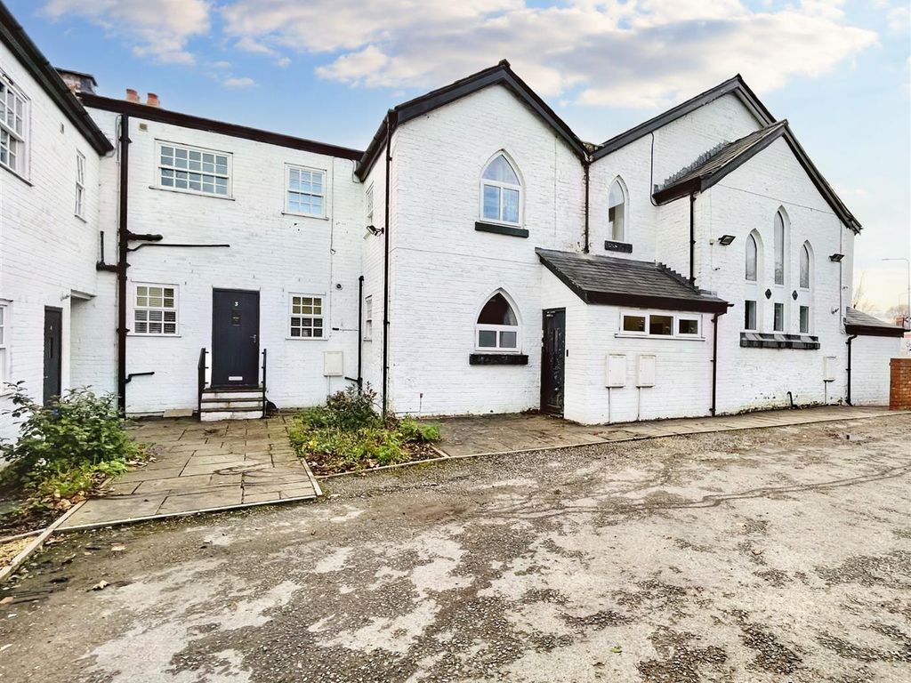 2 bed flat for sale in Spath Lane, Handforth, Wilmslow SK9, £179,950