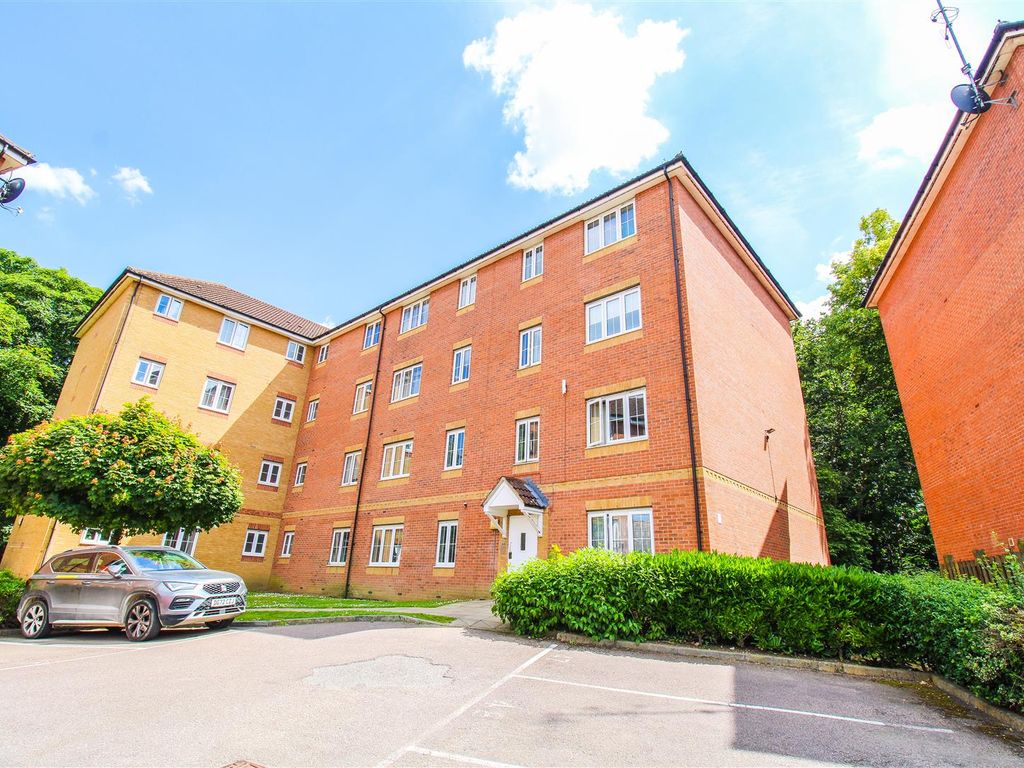 2 bed flat to rent in Bromley Close, East Road, Harlow CM20, £1,250 pcm