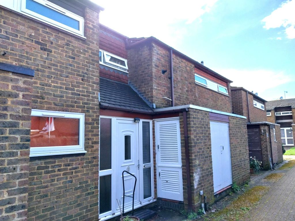 3 bed terraced house for sale in Harrow Close, Edenbridge TN8, £295,000