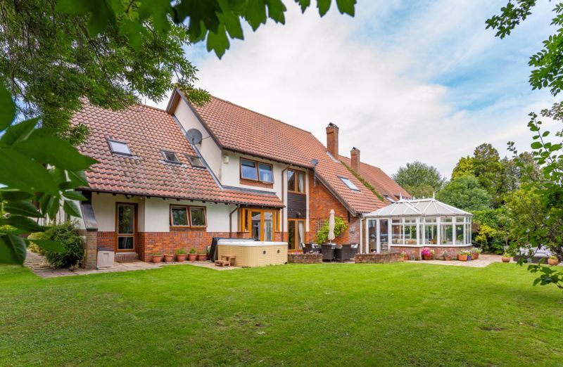 6 bed detached house for sale in Mallard Croft, Haddenham, Aylesbury