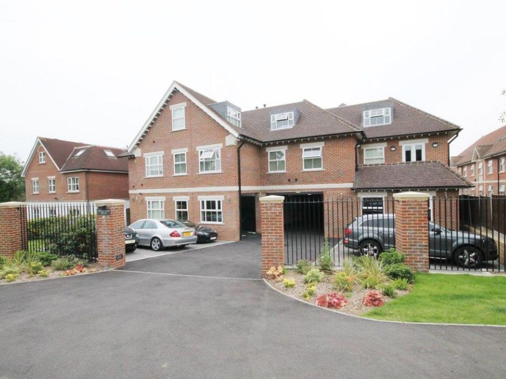 3 bed flat to rent in William Court, Manor Road, Chigwell IG7 Zoopla