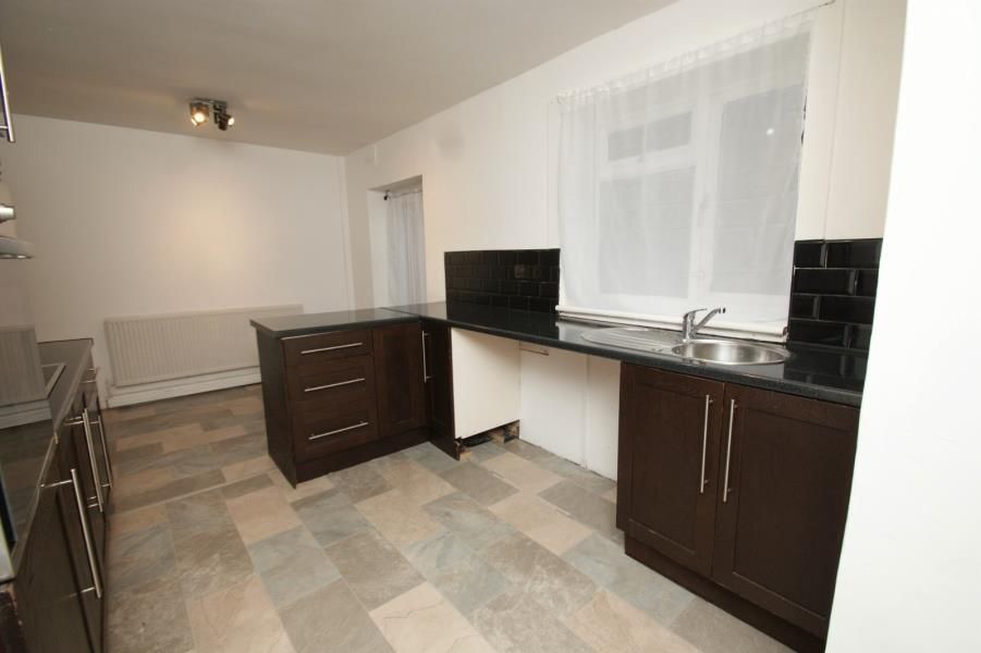 3 bed semidetached house to rent in St. Catherines Crescent, Leeds