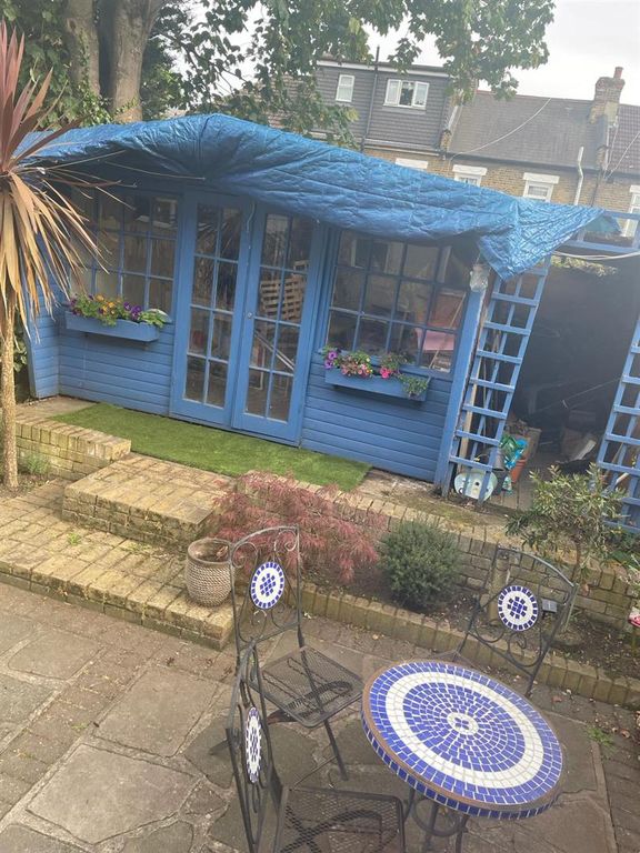 3 bed shared to rent in Montpelier Gardens, London E6, £