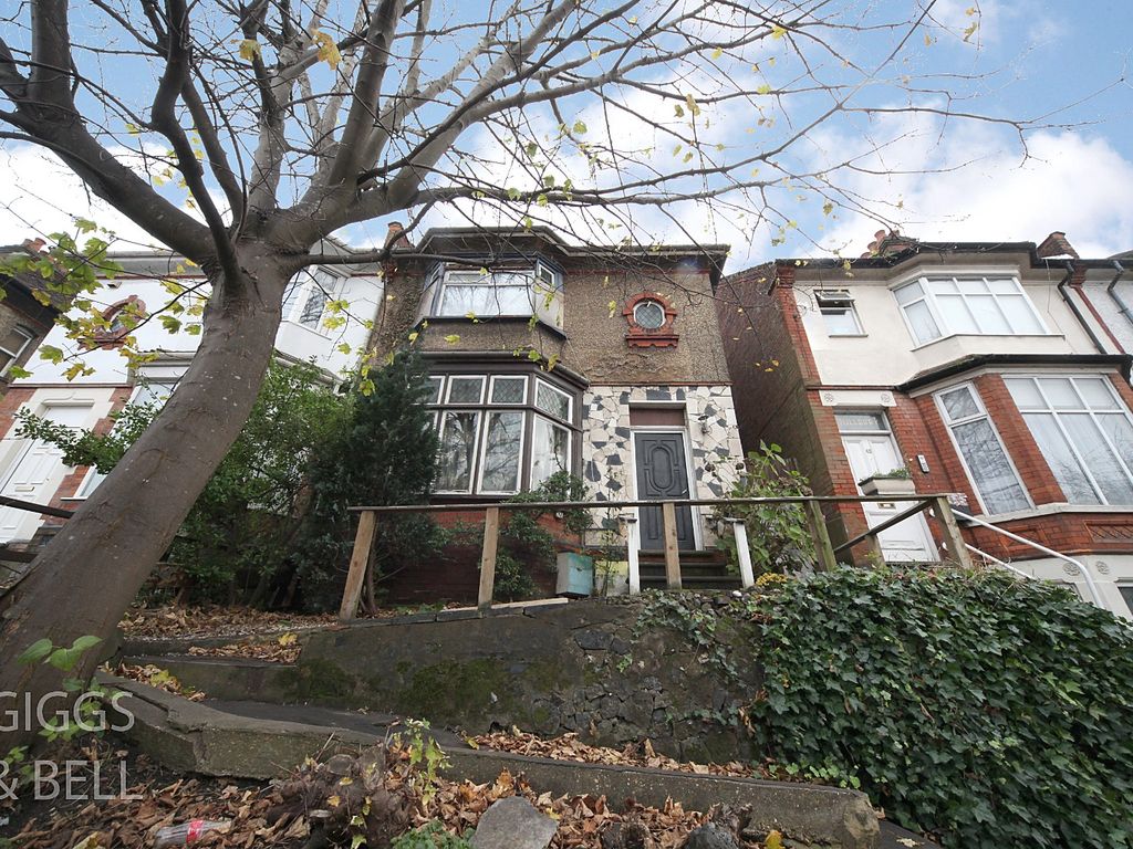 4 bed for sale in Ashburnham Road, Luton, Bedfordshire LU1