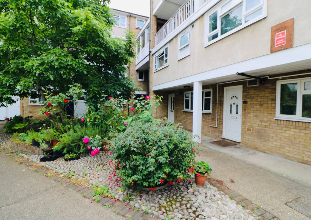 3 bed flat to rent in Penrhyn Road, Kingston Upon Thames KT1, £2,450