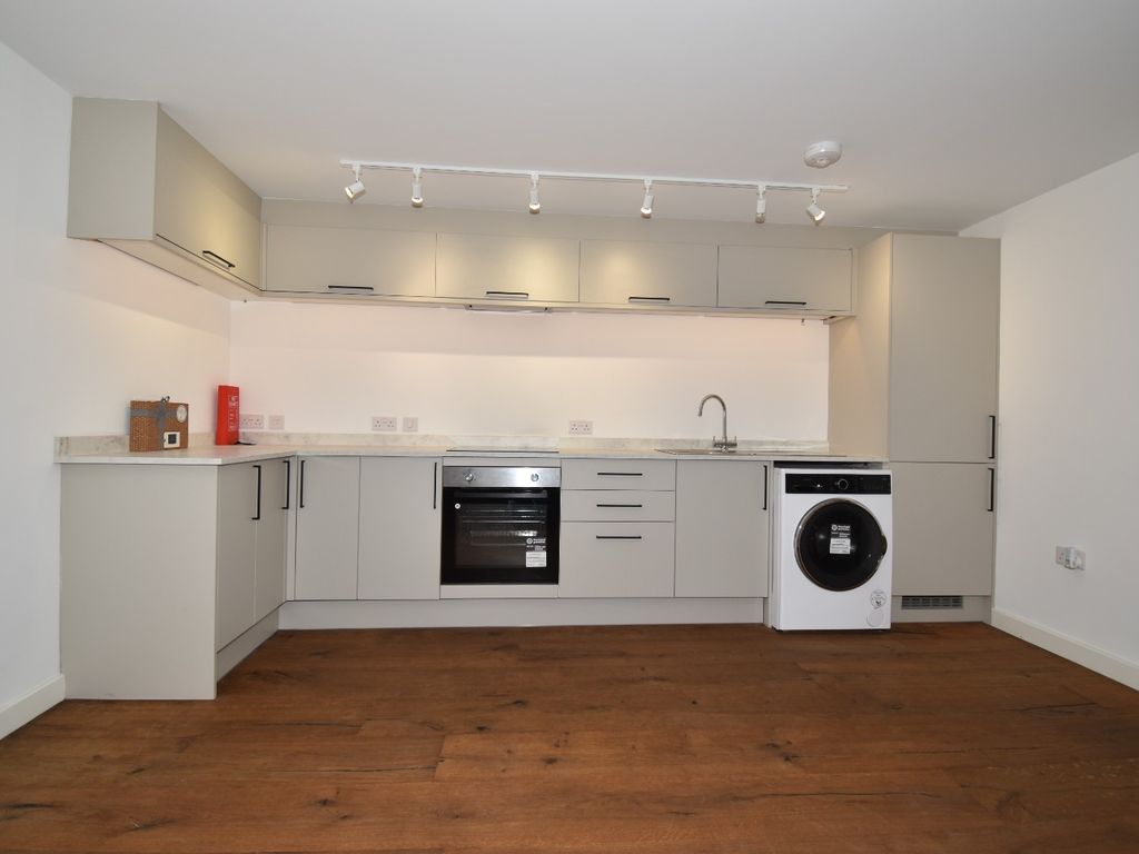 1 bed flat to rent in Eastwood Road, Penryn TR10, £900 pcm Zoopla