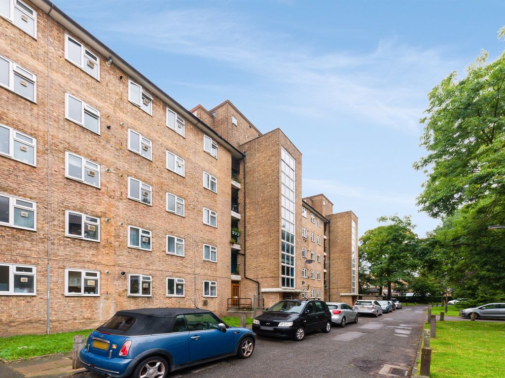 3 bed flat for sale in Chobham Gardens, London SW19, £400,000 Zoopla