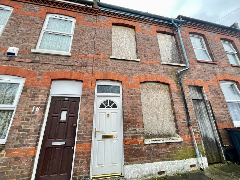 3 bed terraced house for sale in Warwick Road East, Luton, Bedfordshire