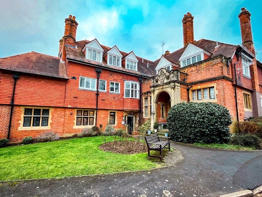 1 bed flat to rent in Clare Court, Clare Avenue, Wokingham, Berkshire