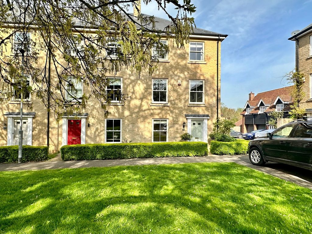 5 bed terraced house to rent in South Park Drive, Papworth Everard