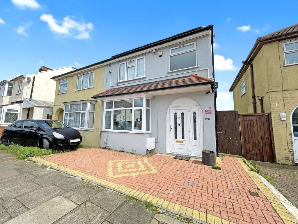 4 bed semidetached house for sale in Richmond Hill, Luton