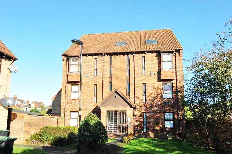 Studio to rent in Pilgrims Close, London N13, £1,050 pcm Zoopla