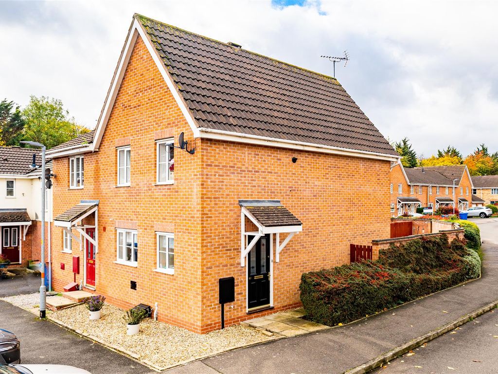 3 bed semidetached house for sale in Merrivale Close, Kettering NN15
