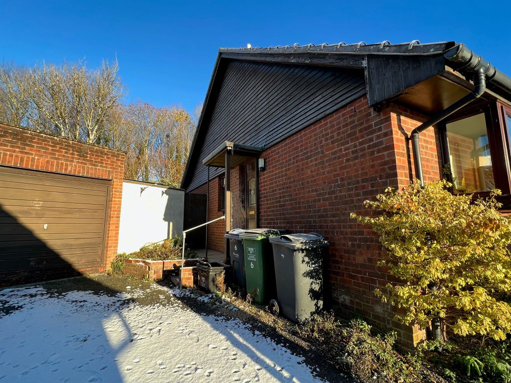 2 bed semidetached bungalow for sale in Quarry Close, Devizes SN10