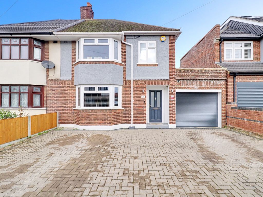 3 bed semidetached house for sale in Oaklands Drive, South Ockendon