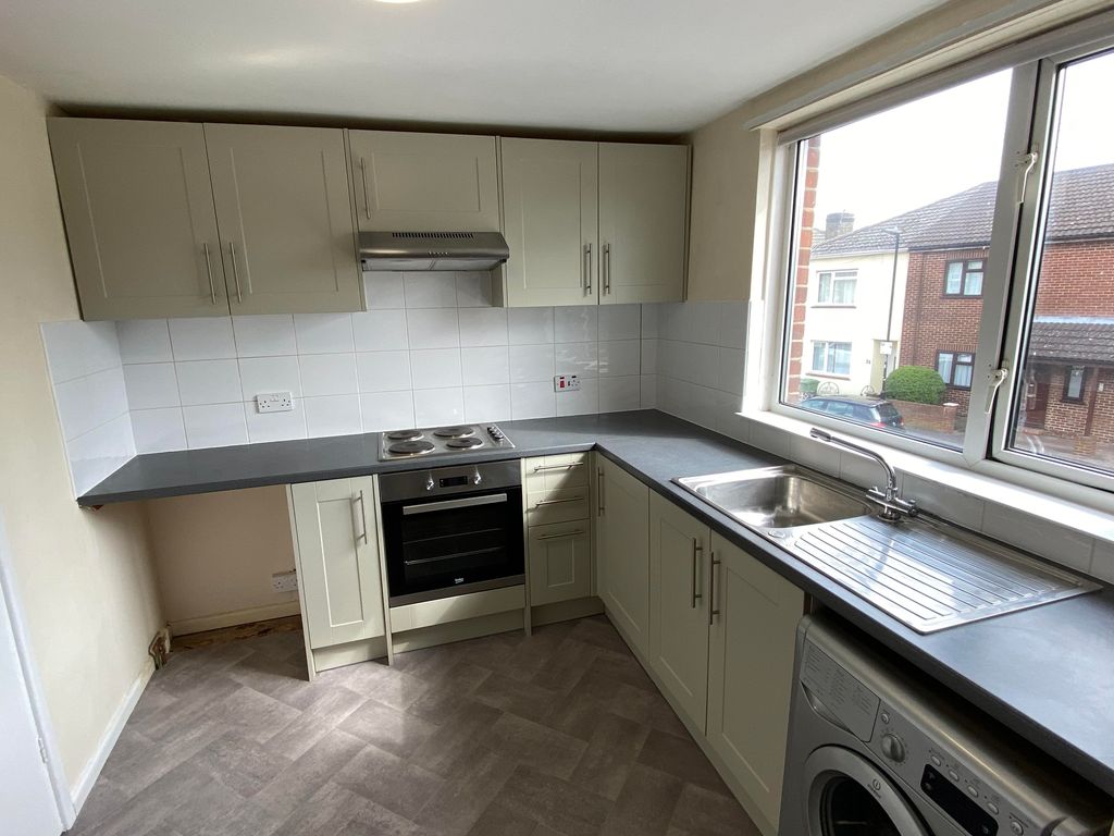 2 bed flat to rent in Queenstown Road, Southampton SO15, £950 pcm Zoopla