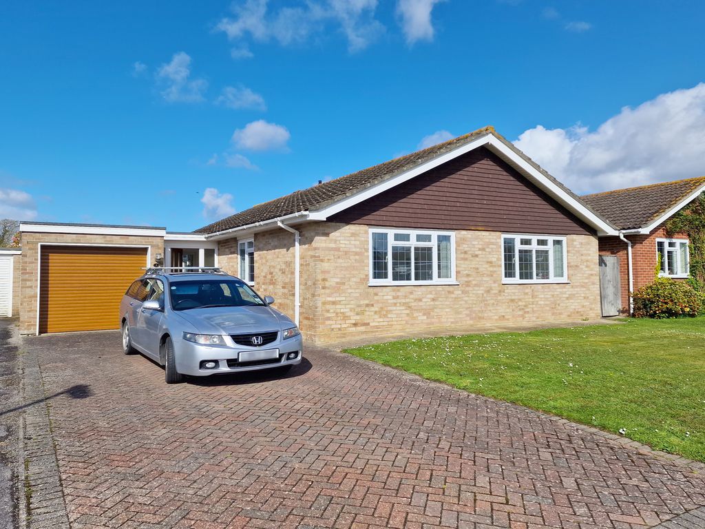3 bed detached bungalow for sale in Golden Crescent, Everton, Lymington