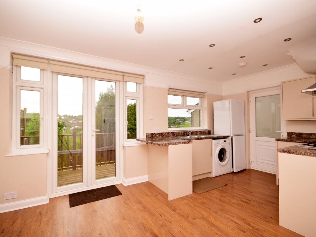 3 bed semidetached house to rent in Woodlands Grove, Chipstead