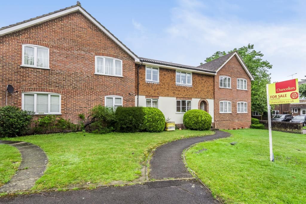 1 bed flat for sale in Bagshot, Surrey GU19, £190,000 Zoopla
