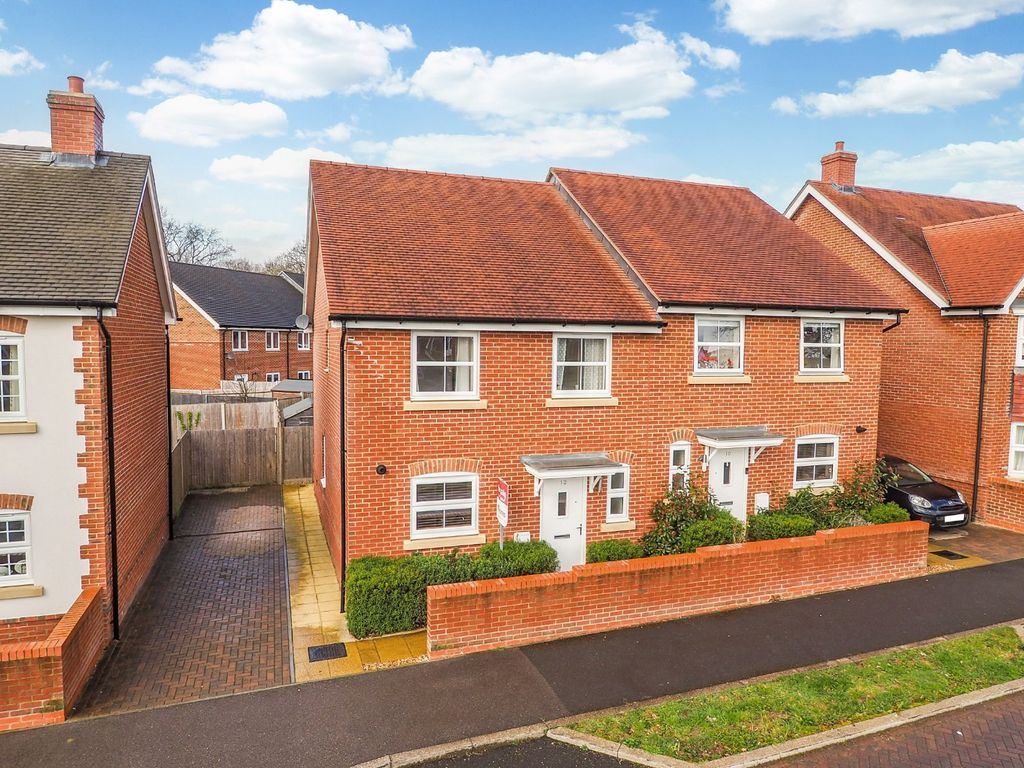4 bed semidetached house for sale in Farm Drive, Petersfield