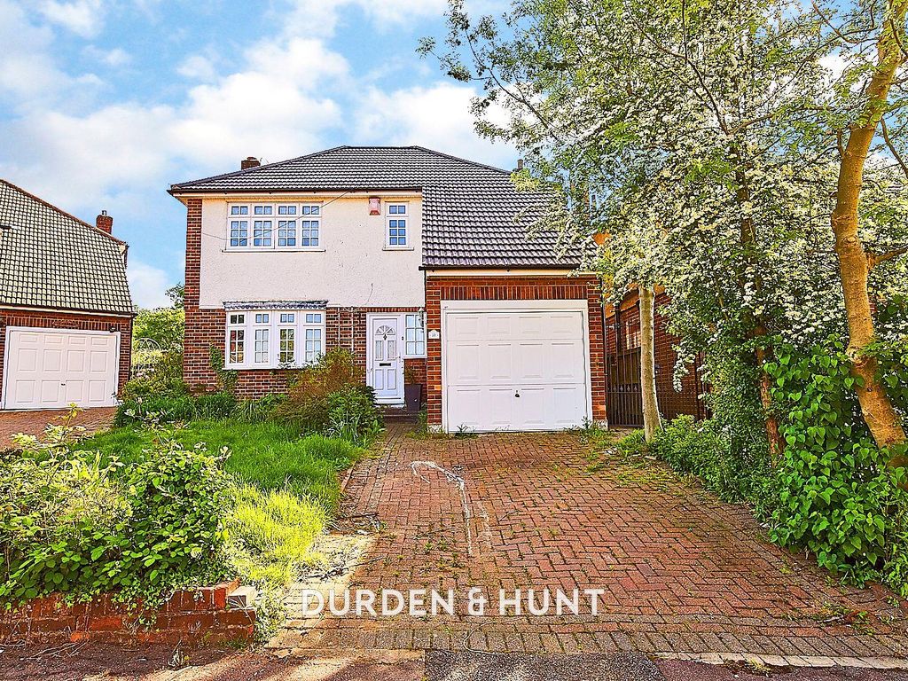 3 bed detached house for sale in Fairview Close, Chigwell IG7, £750,000