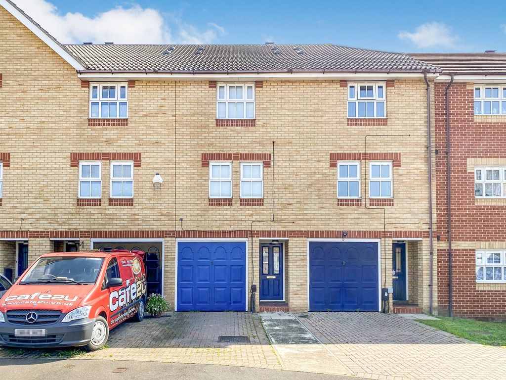3 bed town house for sale in Lupin Crescent, Ilford IG1 Zoopla