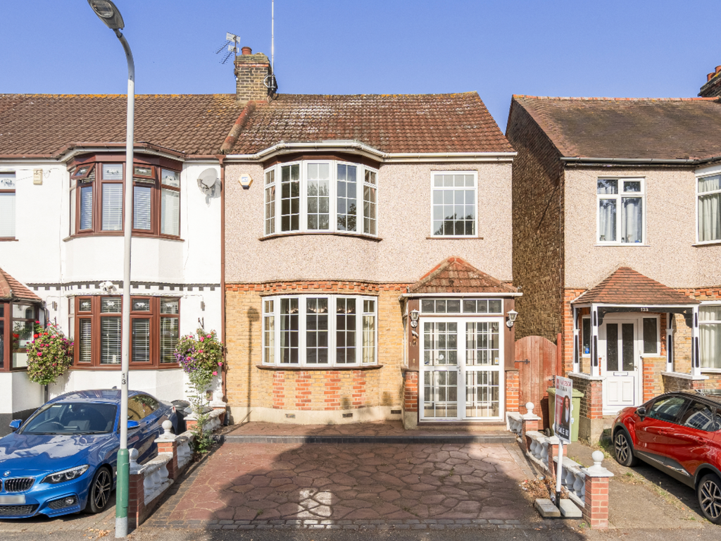 3 bed end terrace house for sale in Lyndhurst Drive, Hornchurch, Essex