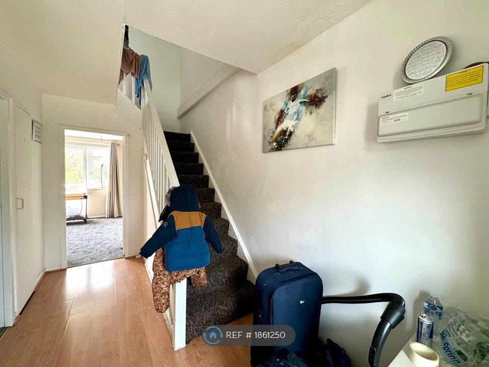 2 bed flat to rent in Cranford Drive, Hayes UB3, £1,650 pcm Zoopla