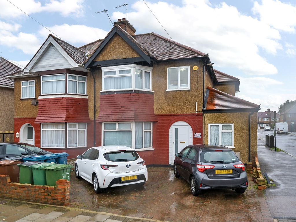 2 bed flat for sale in Vancouver Road, Edgware, Middlesex HA8, £325,000