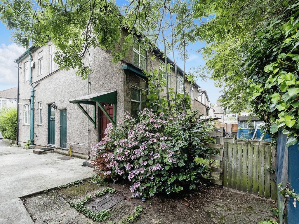 2 bed flat to rent in Chalford Walk, Woodford Green IG8, £1,575 pcm