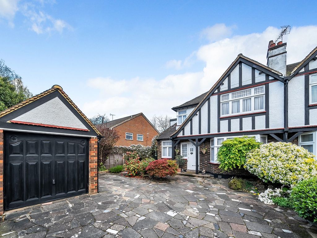 4 bed semidetached house for sale in Savoy Close, Edgware, Greater