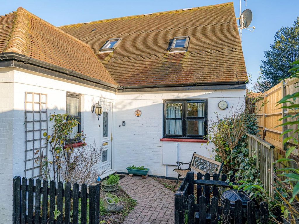 2 bed end terrace house for sale in School Lane, Wingham CT3, £230,000