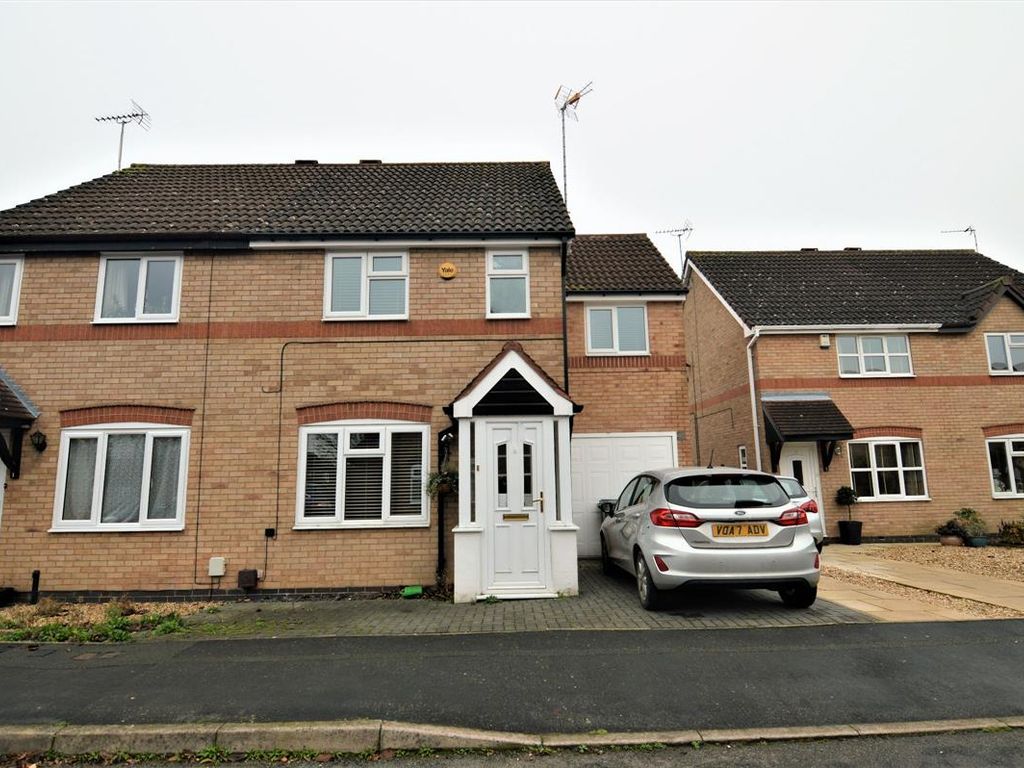 3 bed terraced house to rent in Whitebeam Close, Narborough, Leicester