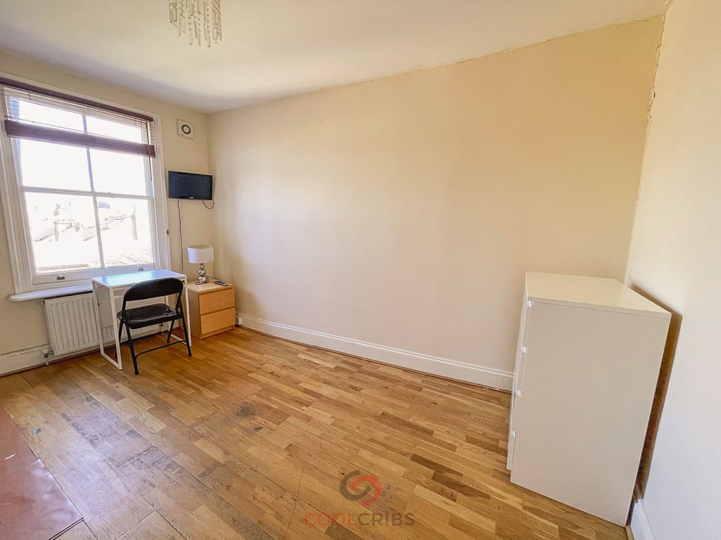 Studio to rent in Blythe Road, London W14, £1,235 pcm Zoopla