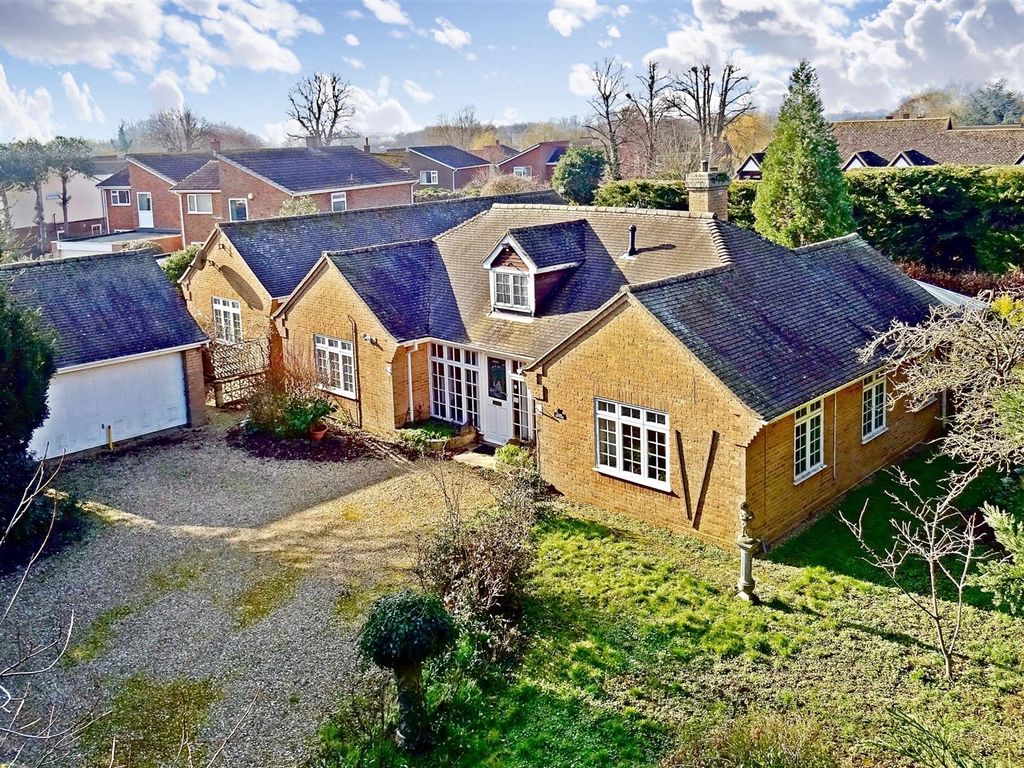 4 bed detached bungalow for sale in Shortmead Street, Biggleswade SG18