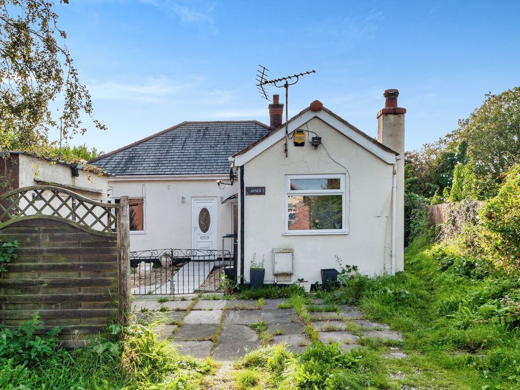 3 bed detached bungalow for sale in Clayton Road, Wrexham LL11, £