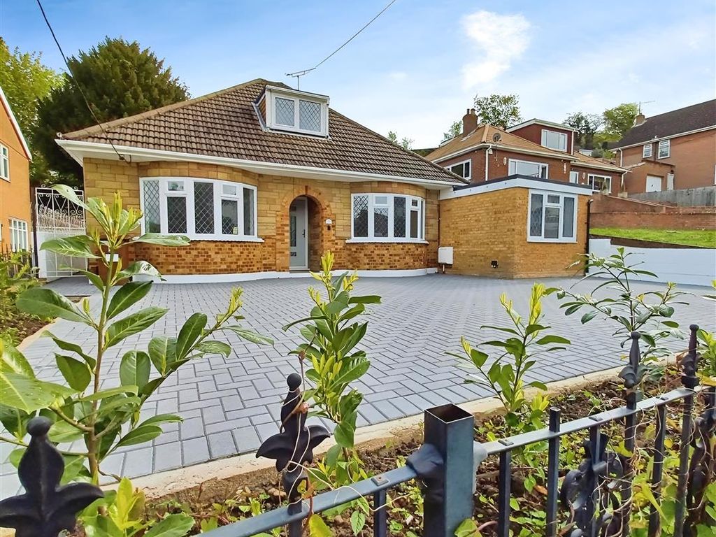 3 bed detached bungalow for sale in Prince Charles Avenue, Chatham ME5