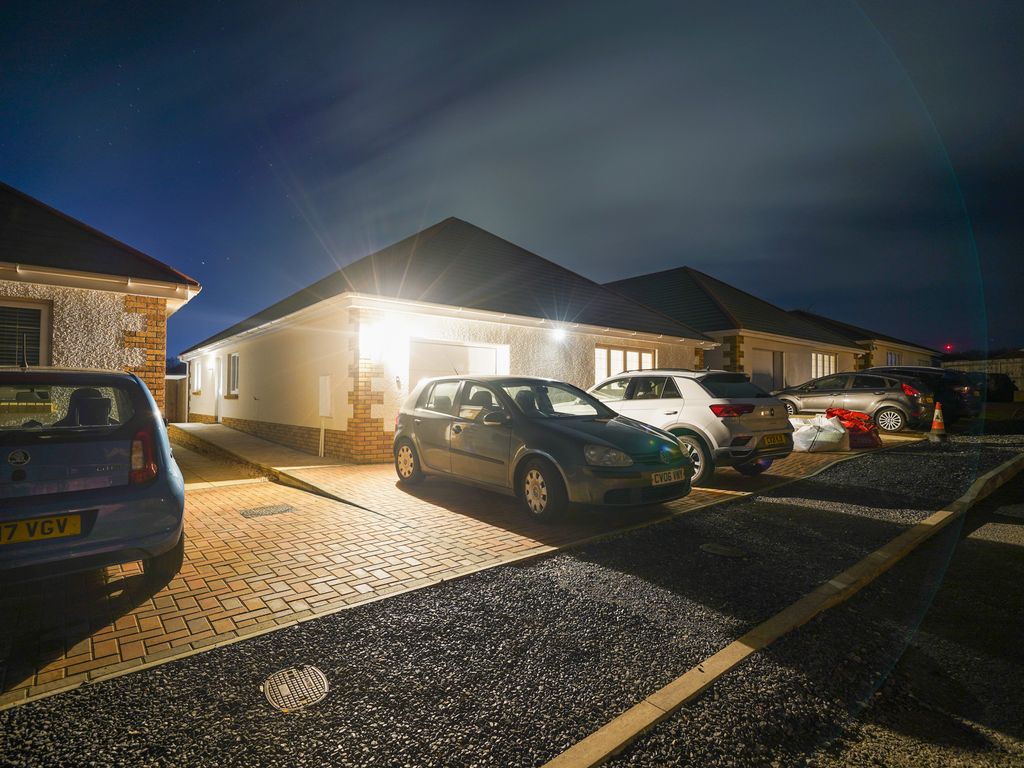 3 bed detached bungalow for sale in Clos Penpont, Penygroes, Llanelli