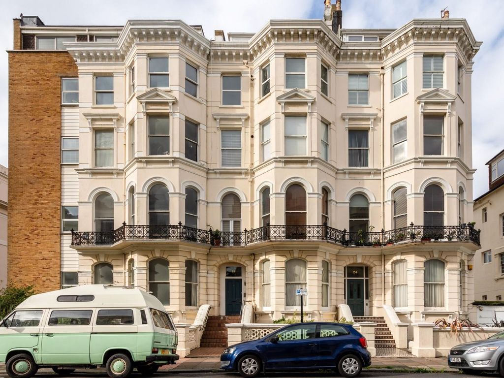 2 bed flat for sale in St Aubyns, Hove, Brighton & Hove BN3, £425,000