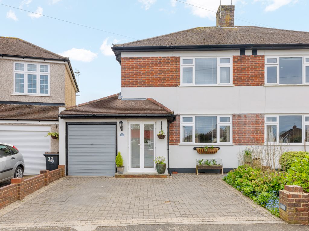 3 bed semidetached house for sale in Thornton Crescent, Coulsdon