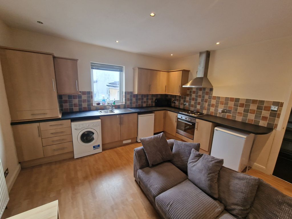 2 bed flat to rent in Charlton Road, Kingswood, Bristol BS15, £1,050