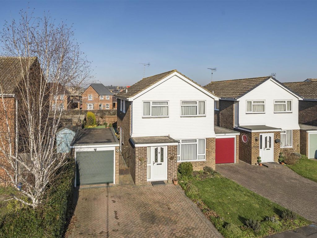 4 bed linkdetached house for sale in Benning Way Wokingham, Berkshire