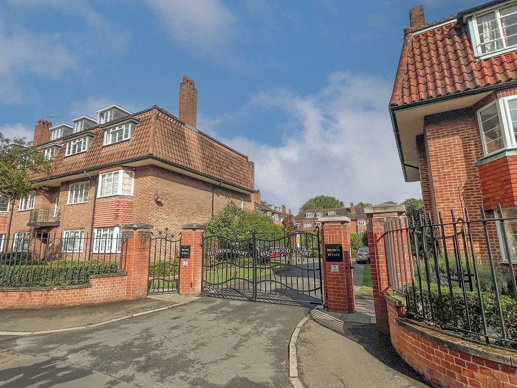 2 bed flat for sale in West Street Lane, Carshalton, Surrey. SM5, £