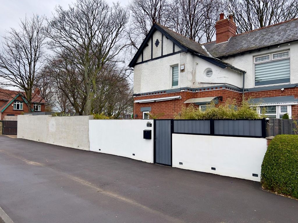 4 bed semidetached house for sale in Saltersbrook Road, Darfield